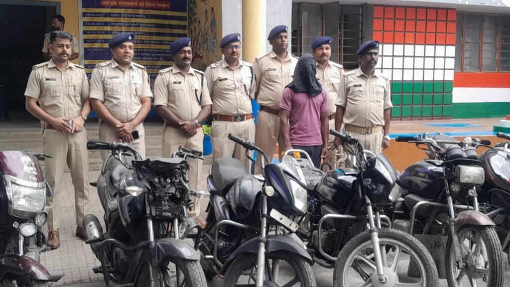 Bokaro Police achieved a major success in a vehicle theft case by recovering 9 stolen motorcycles. One notorious bike thief has been arrested and one juvenile has been detained. Read the full story.